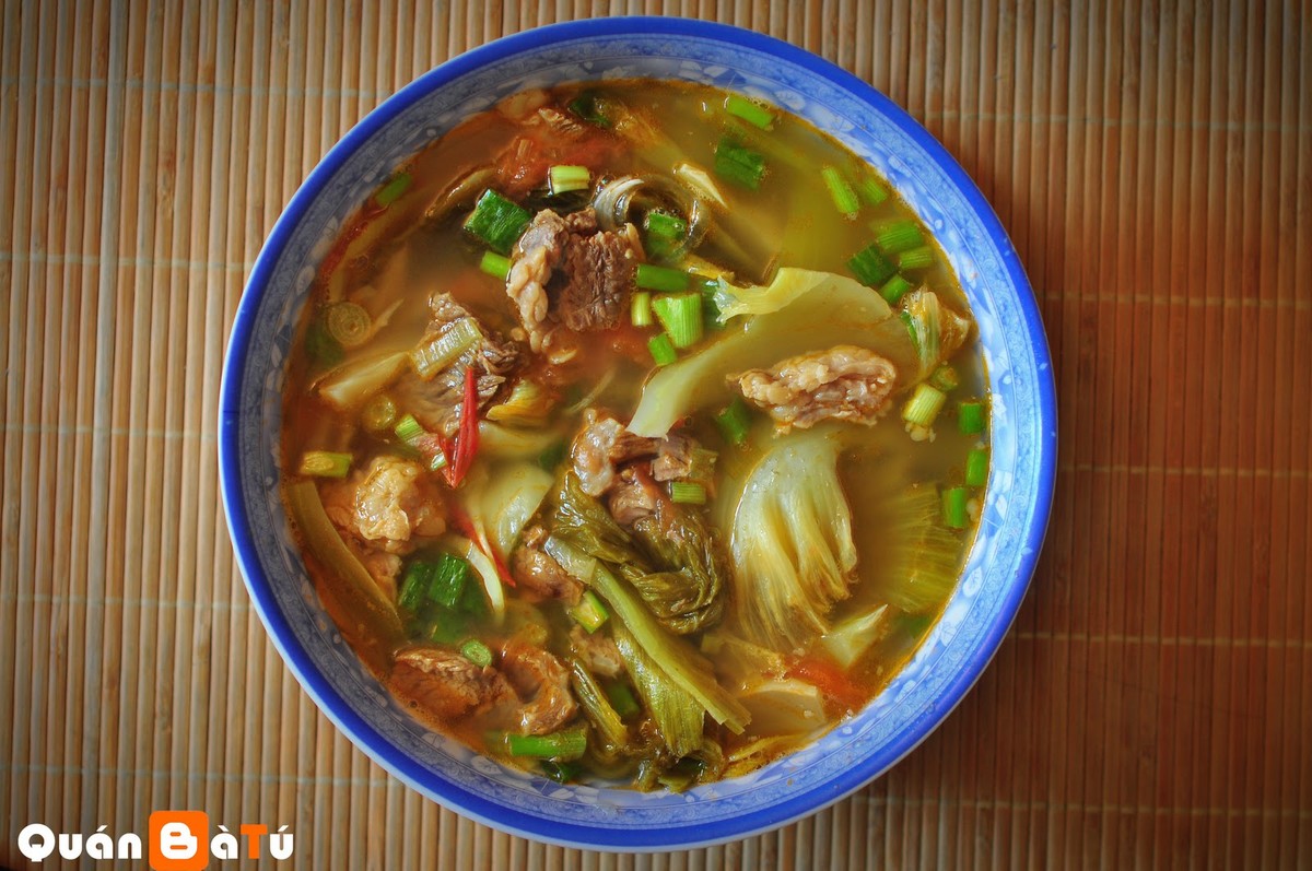 Canh bò nấu dưa chua.